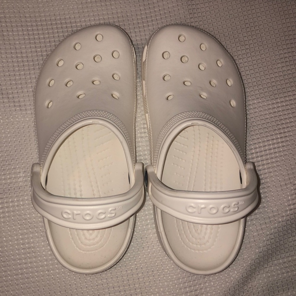 WHITE CROCS (WOMEN 6/ MEN 4)